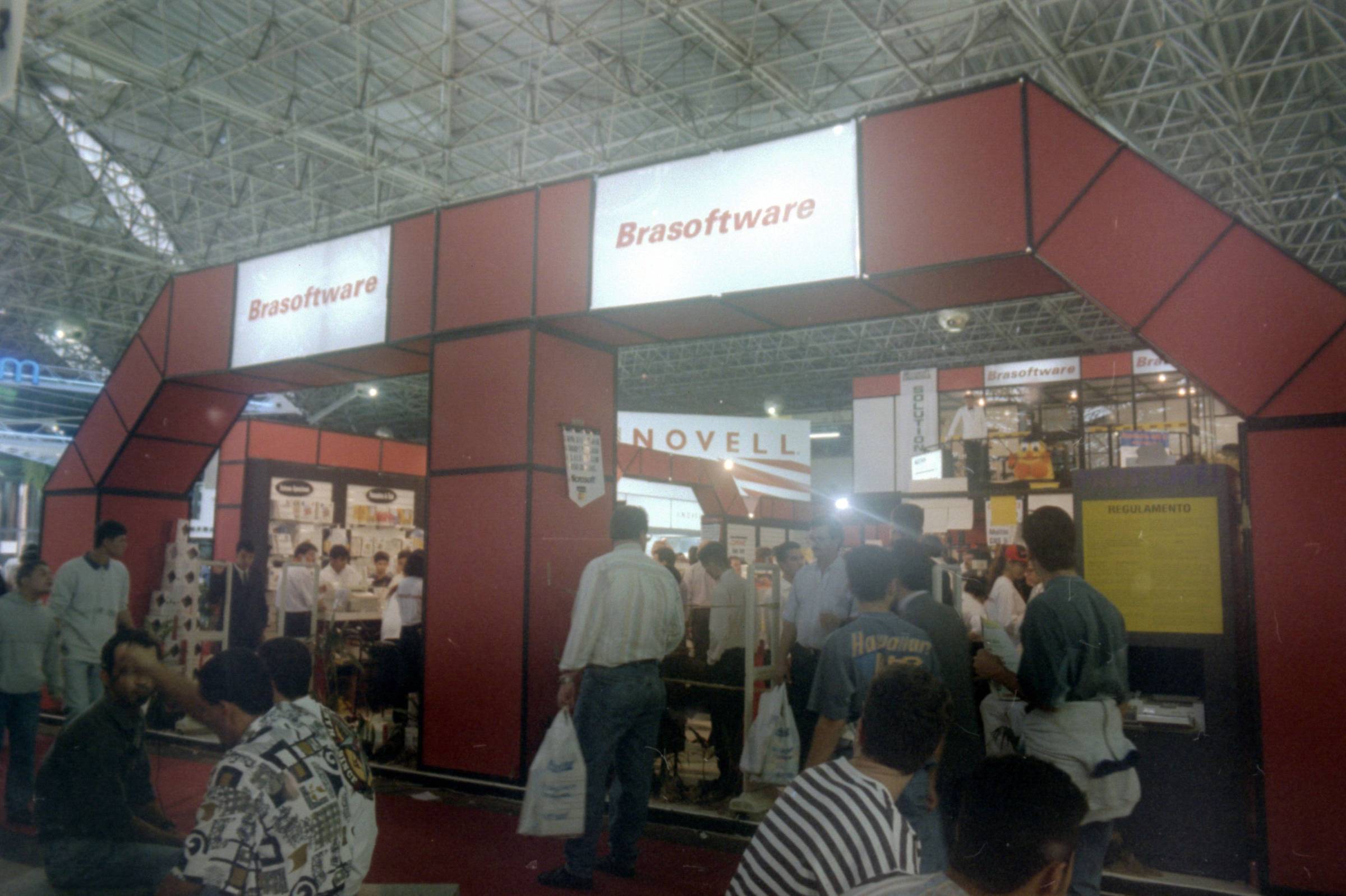 Livro 'Primeiro Contato' revela a trajetória dos computadores e videogames no Brasil Visitantes no estande da empresa Brasoft, na Fenasoft de 1995 (Foto: Stela Alves - 20.jul.95/Folhapress)