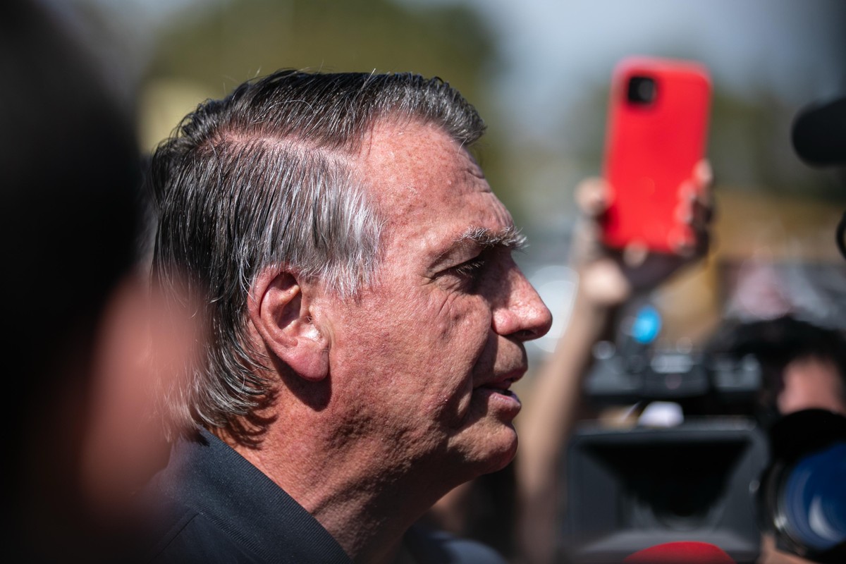 O ex-presidente Jair Bolsonaro fala à imprensa após colocar tornozeleira eletrônica, depois de operação da Polícia Federal (Foto: Brenno Carvalho/Agência O Globo)