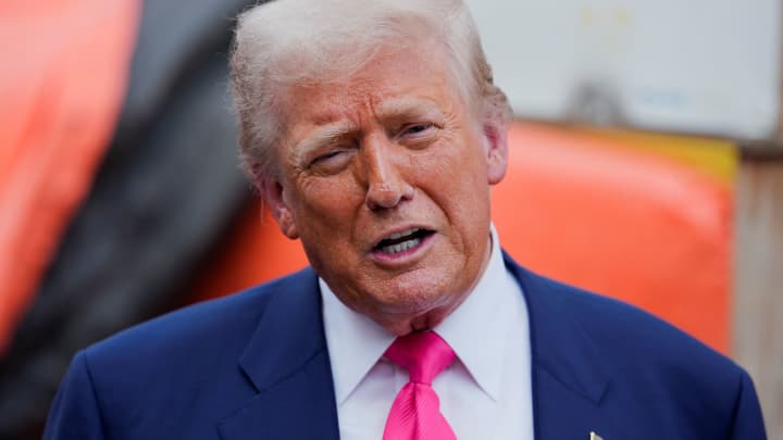 O presidente dos EUA, Donald Trump, fala com a mídia durante uma visita ao edifício do Federal Reserve Board, que está passando por reformas, em Washington, D.C., EUA, em 24 de julho de 2025. (Foto: Kent Nishimura | Reuters)