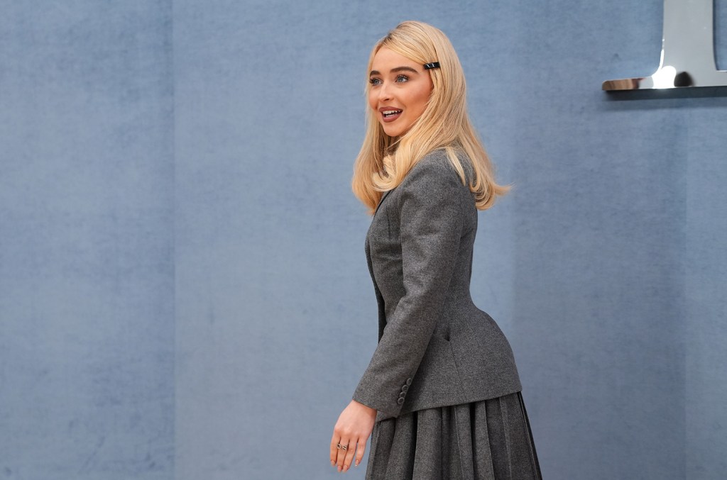 Sabrina Carpenter revela nova arte para 'Man's Best Friend' após polêmica na capa Sabrina Carpenter revelou um novo vinil 'Man's Best Friend' em tom rosado e uma capa alternativa do álbum, disponível apenas por tempo limitado. (Foto: Reprodução)