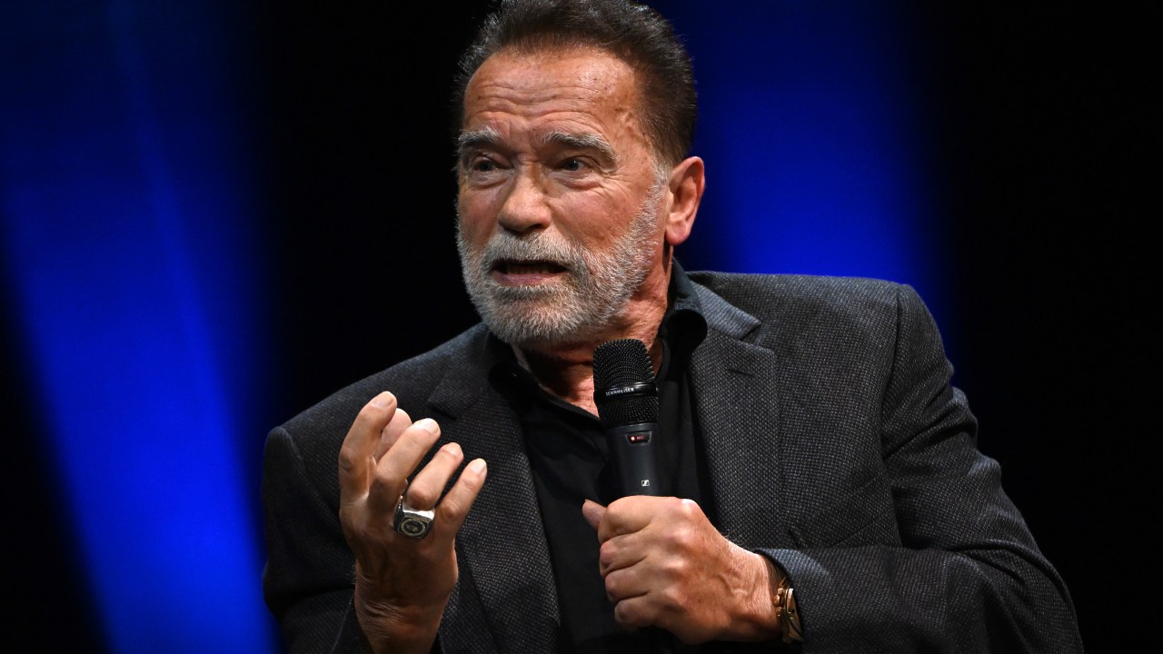 Ator Arnold Schwarzenegger em evento de outubro de 2023 (Foto: Reprodução/Getty Images)