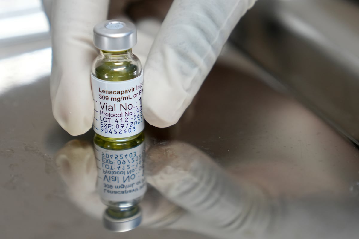 Fundo Mundial assegura acesso ao lenacapavir para países do Sul Global no combate ao HIV Um farmacêutico sostiene una dosis de lenacapavir, un poderoso medicamento para prevenir el sida, en la fundación Desmond Tutu de Ciudad del Cabo, en Sudáfrica, el 23 de junio de 2024 (Foto: Nardus Engelbrecht/AP)