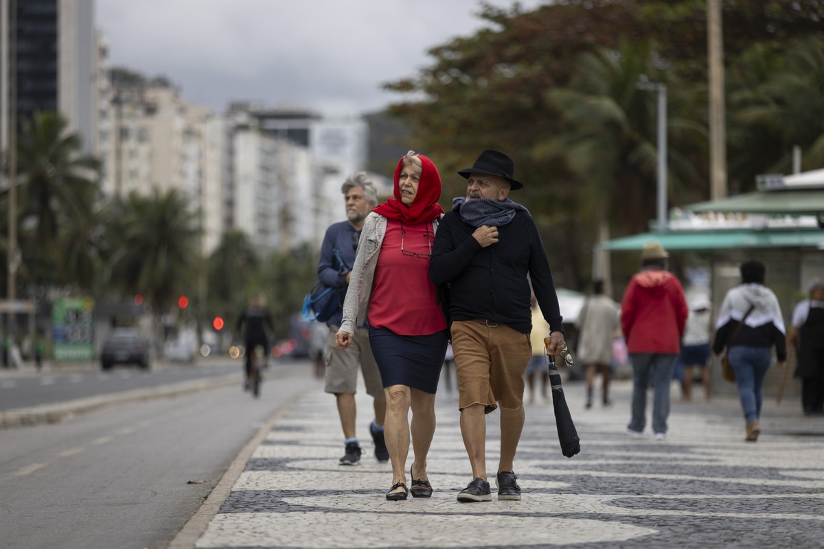 Frente fria traz ventos de até 70 km/h e ondas de três metros ao Rio Frente fria traz frio e chuva para o Rio (Foto: Márcia Foletto/Arquivo)