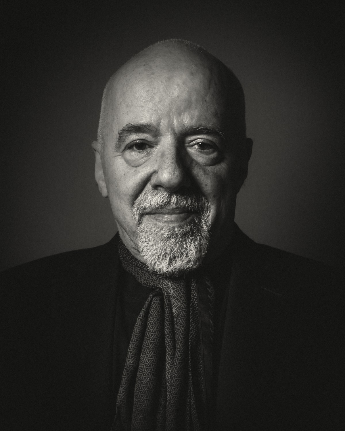 Paulo Coelho diz que a crítica brasileira que tem que ter mágoa dele: “Me criticaram o quanto quiseram e hoje ninguém sabe quem são eles. E eu sou eu” (Foto: Divulgação/ Alex Teuscher)