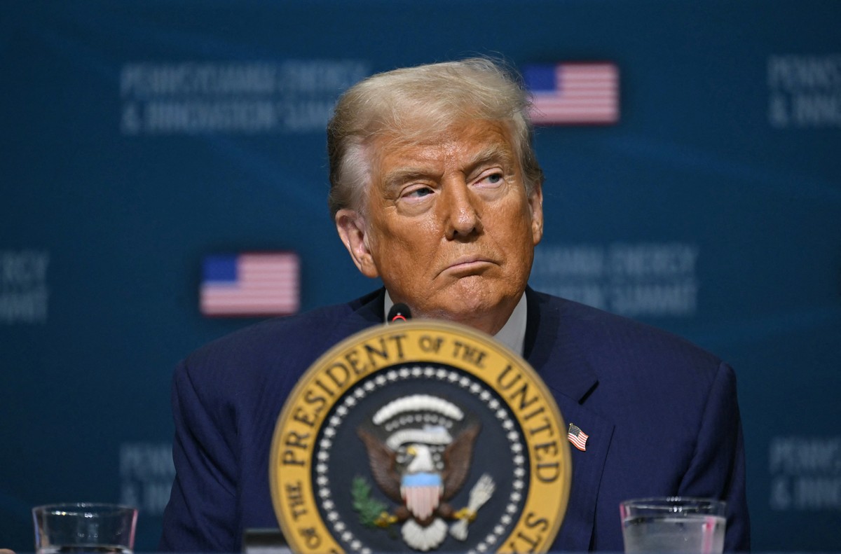 Esquema de robôs intensifica reação da esquerda contra tarifaço de Trump no X O presidente dos EUA, Donald Trump, durante evento sobre energia na Pensilvânia (Foto: ANDREW CABALLERO-REYNOLDS / AFP)