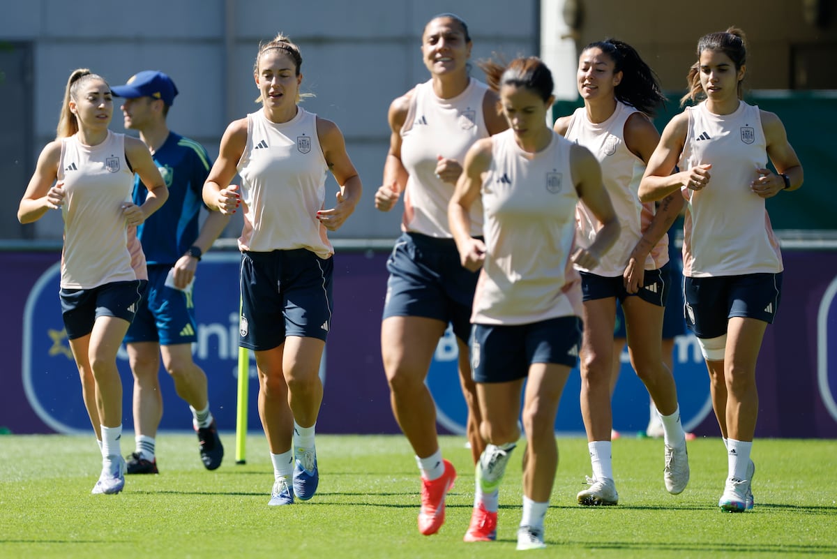 Espanha busca vitória para garantir classificação plena na fase de grupos da Eurocopa Desde a esquerda, Olga Carmona, Alexia Putellas, Cristina Martín-Prieto, Aitana Bonmatí, Leila Ouahabi e Alba Redondo, na quinta-feira em um treinamento da seleção espanhola em Lausana. (Foto: Ana Escobar/EFE)