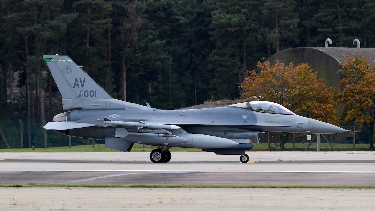 Um caça estadounidense, pronto para decolar, na base britânica de Lakenheath (Foto: NurPhoto via Getty Images)