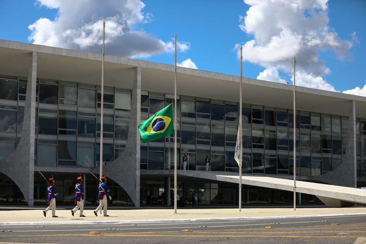 IOF impacta consumidores e pequenos negócios nas transações do dia a dia Na avaliação de tributaristas, debate não é se Planalto podia subir a alíquota do IOF, mas como fez isso (Foto: Brenno Carvalho/Agência O Globo)