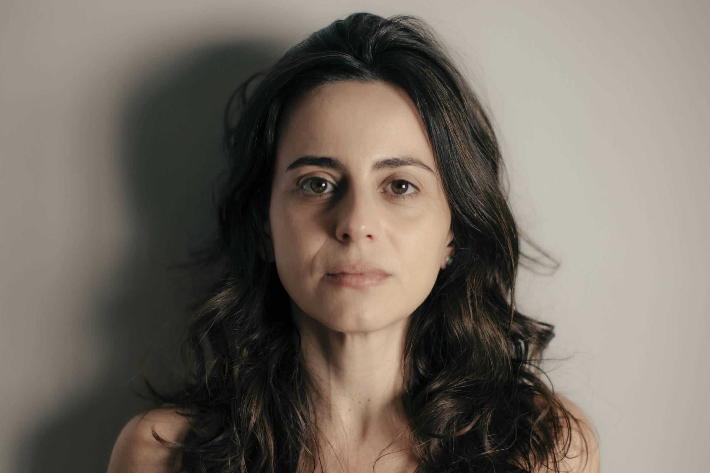 Livro revela ossadas da vala de Perus e reflete sobre o Brasil passado e presente Julia Codo, autora de 'Caderno de Ossos' (Foto: Renato Parada/Divulgação)
