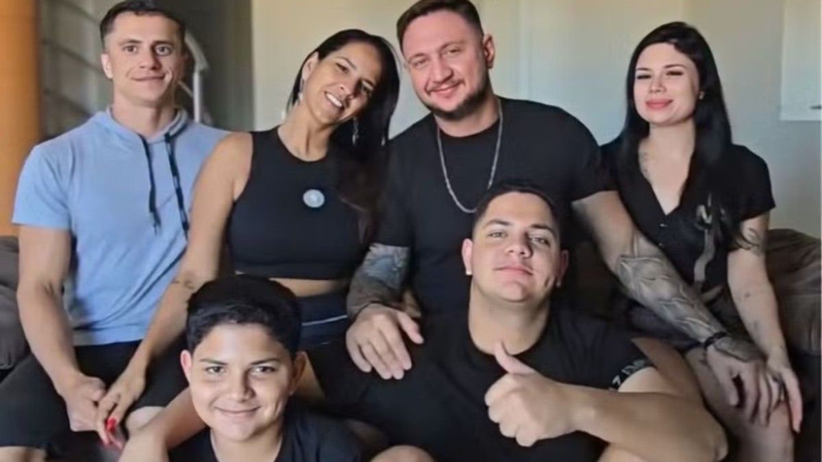 Família poliafetiva enfrenta polifobia e ataques direcionados a filhos adolescentes