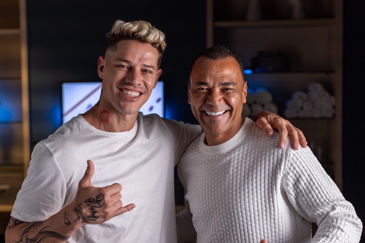 Cafu participa da série 'Jogo cruzado' ao lado de José Loreto e Carol Castro José Loreto e Cafu posam nos bastidores da série 'Jogo cruzado' (Foto: Divulgação/Disney+)