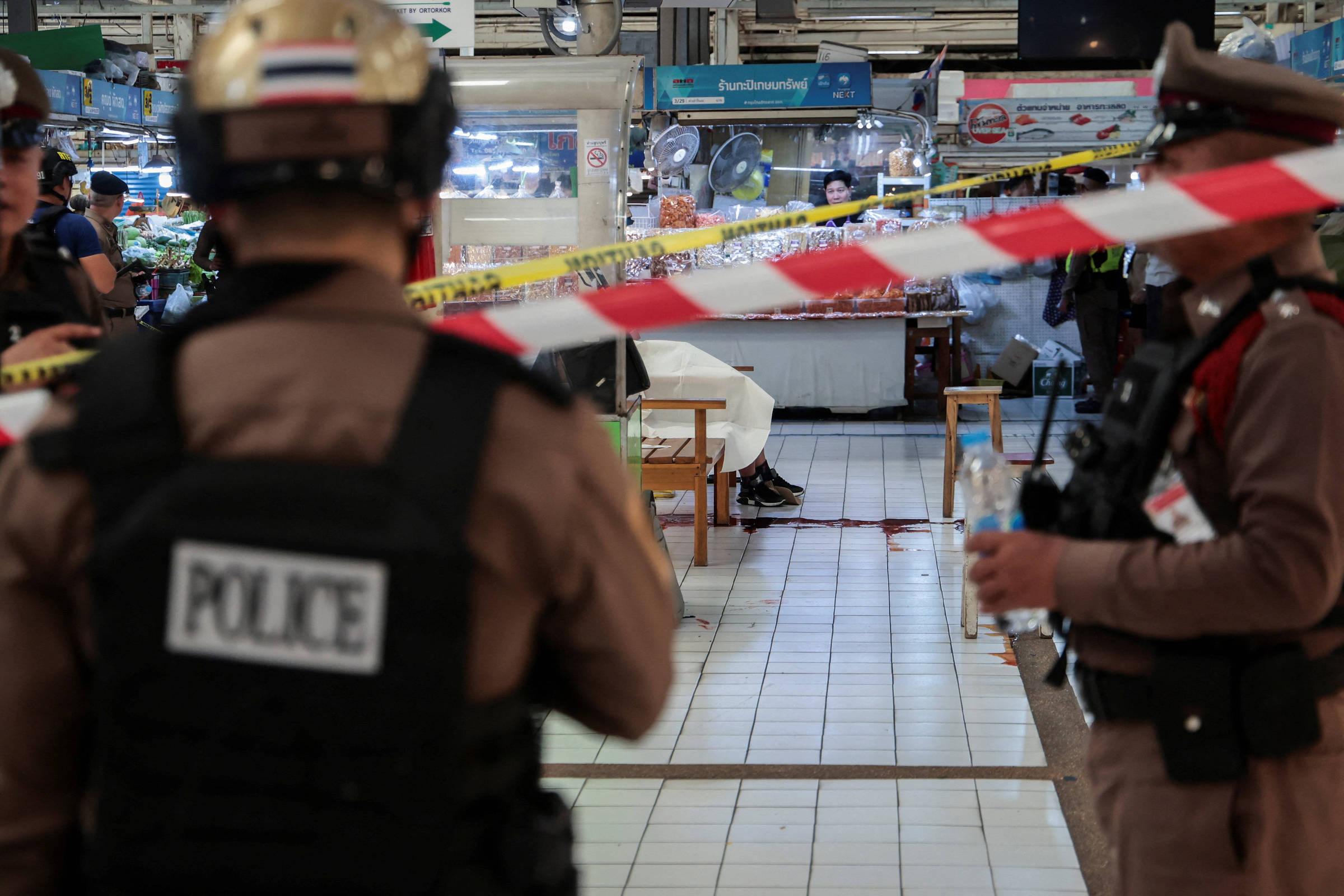 Atirador provoca massacre em mercado de Bangkok e deixa cinco mortos Policiais no mercado onde ocorreu ataque a tiro em Bancoc (Foto: Patipat Janthong/Reuters)
