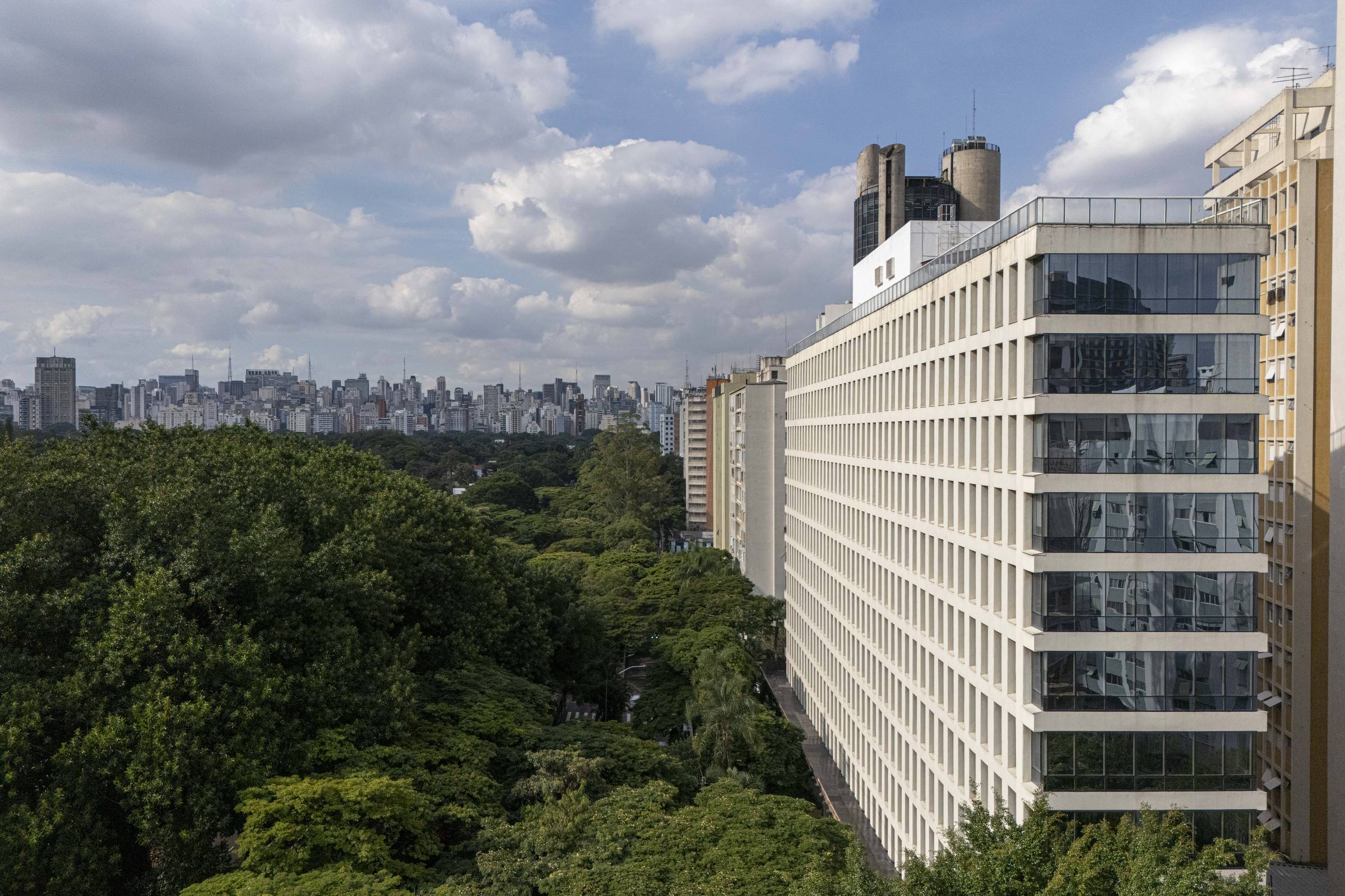Super-ricos investem R$ 37,2 mil por metro quadrado em imóveis de luxo em SP Novos empreendimentos imobiliários na região da Rua 9 de Julho, mais próximo do Itaim Bibi, estão mudando o perfil da região e fazendo com que os escritórios deem lugar para apartamentos residenciais (Foto: Danilo Verpa/Folhapress)