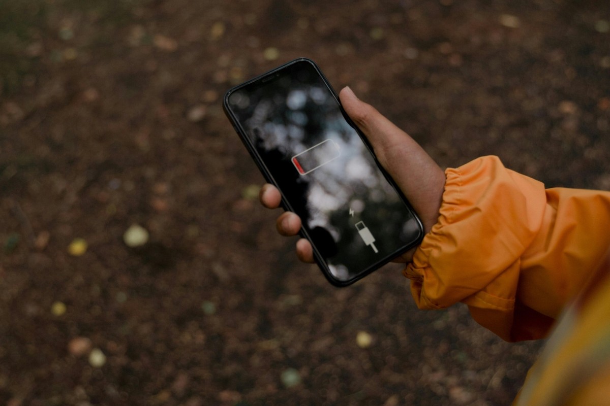 Crianças sem celular: como essa prática pode melhorar a saúde familiar Celular deve ter o uso limitado durante a infância (Foto: Pexels)