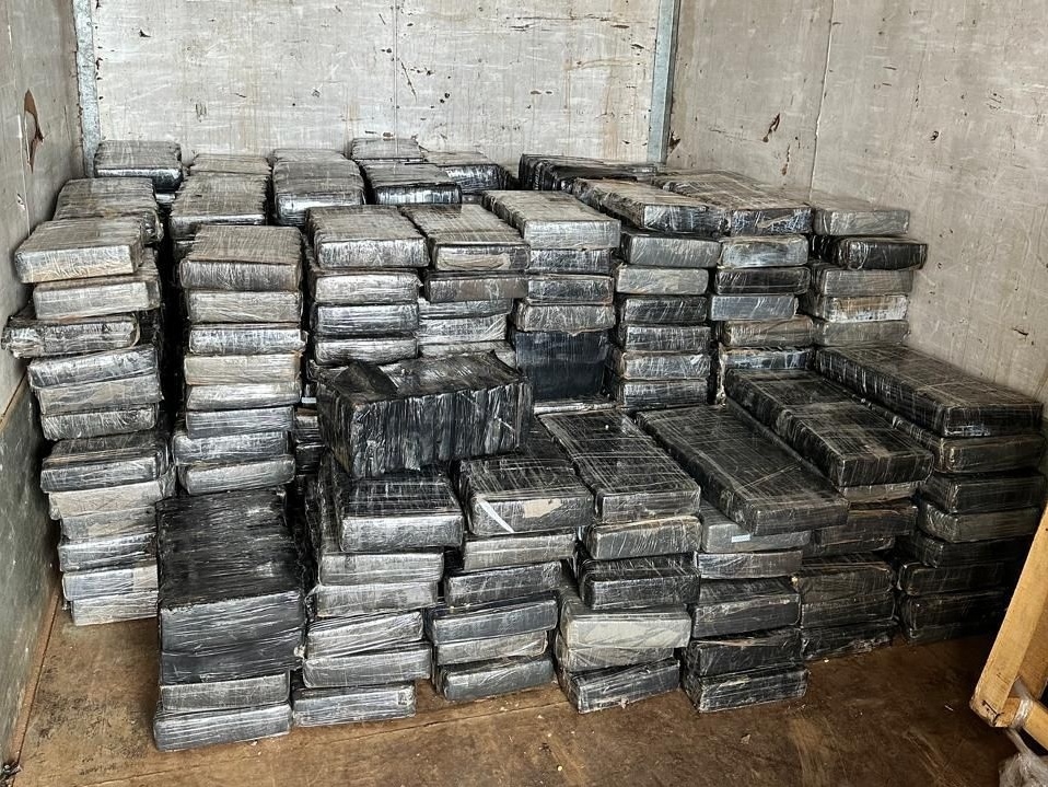 Caminhoneiro é detido com 3 toneladas de maconha em rodovia da Grande São Paulo Um caminhoneiro foi preso enquanto transportava mais de três toneladas de maconha (Foto: SSP-SP)