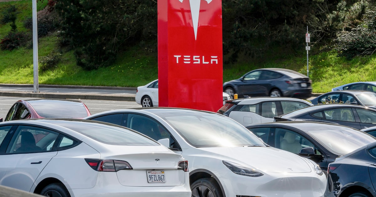 A Tesla gerou uma receita de US$ 97,7 bilhões no ano anterior, e o Ebitda totalizou US$ 14 bilhões, mostrando um crescimento financeiro robusto comparado a uma década atrás. (Foto: Bloomberg/David Paul Morris)