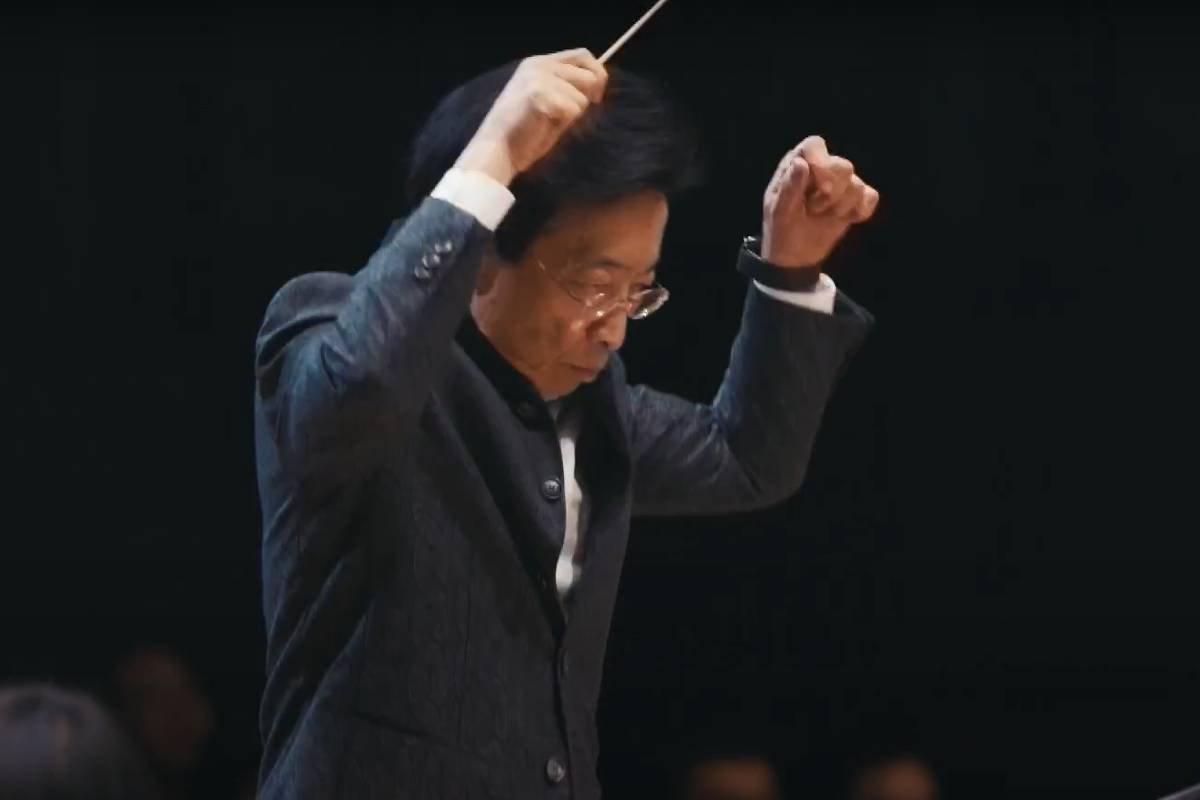 CEO de tecnologia investe R$ 2 bi para reger orquestra por uma noite Mandle Cheung rege a orquestra Mandle Filarmônica (Foto: Reprodução/YouTube)