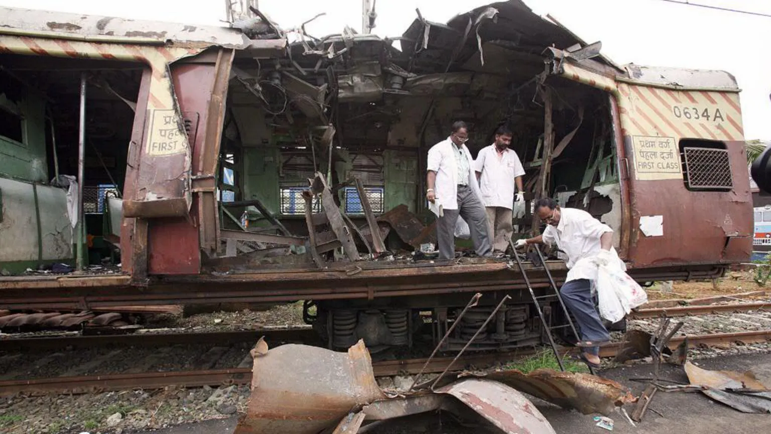 Justiça indiana absolve 12 homens envolvidos em atentados a trem em Mumbai Sete explosões atingiram trens de passageiros em Mumbai durante o horário de pico da noite em 2016 (Foto: AFP via Getty Images)