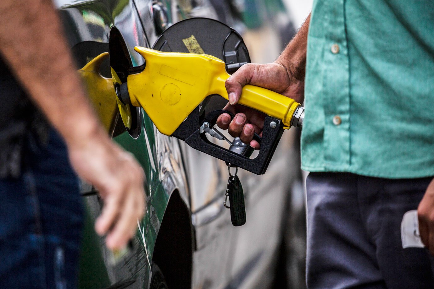 Gasolina nos postos tem queda abaixo do esperado após redução da Petrobras Redução esperada com a queda dos preços da Petrobras não se concretizou (Foto: Bloomberg/Getty Images)