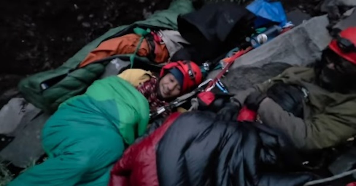 Adam, em meio a voluntários, passou a noite no penhasco em que Juliana caiu para garantir o resgate. (Foto: Reprodução/Instagram: @tyo_survival)