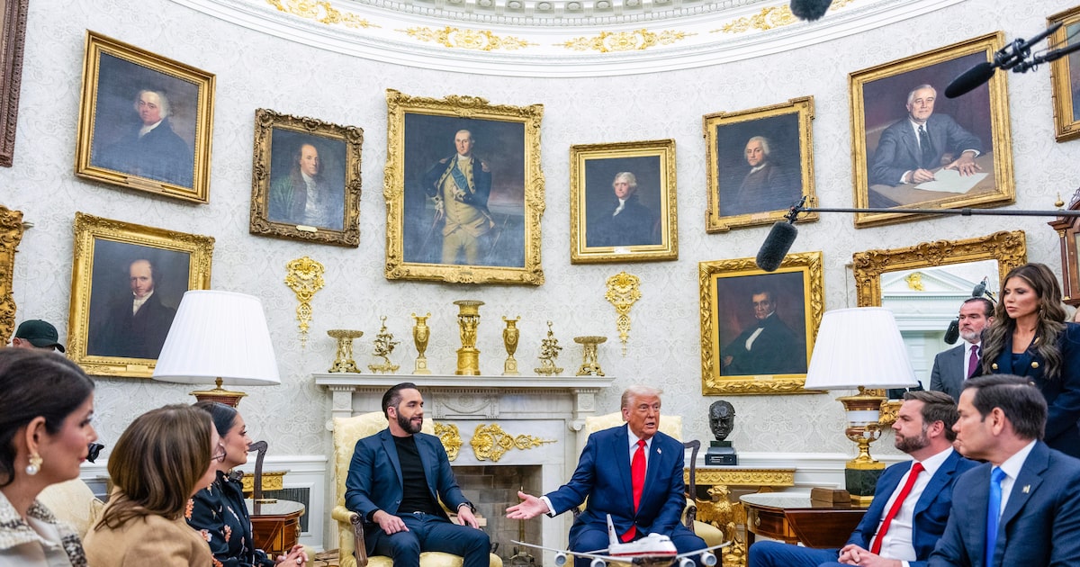 El Salvador se beneficia da deportação de imigrantes durante governo Trump Nayib Bukele encontra-se com Donald Trump em abril de 2025; veja como o presidente de El Salvador tem beneficiado seu país com parceria com governo do americano (Foto: Eric Lee/NYT)