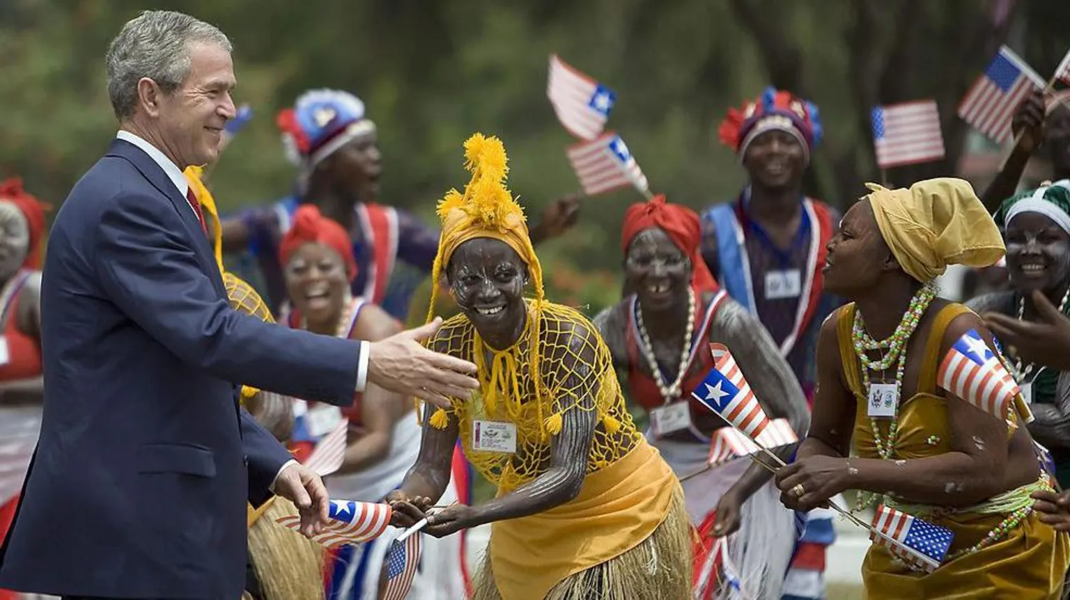 Trump deve entender cinco aspectos sobre a Libéria e seu inglês fluente Trump elogia o inglês do presidente liberiano, a língua oficial do país (Foto: AFP via Getty Images)