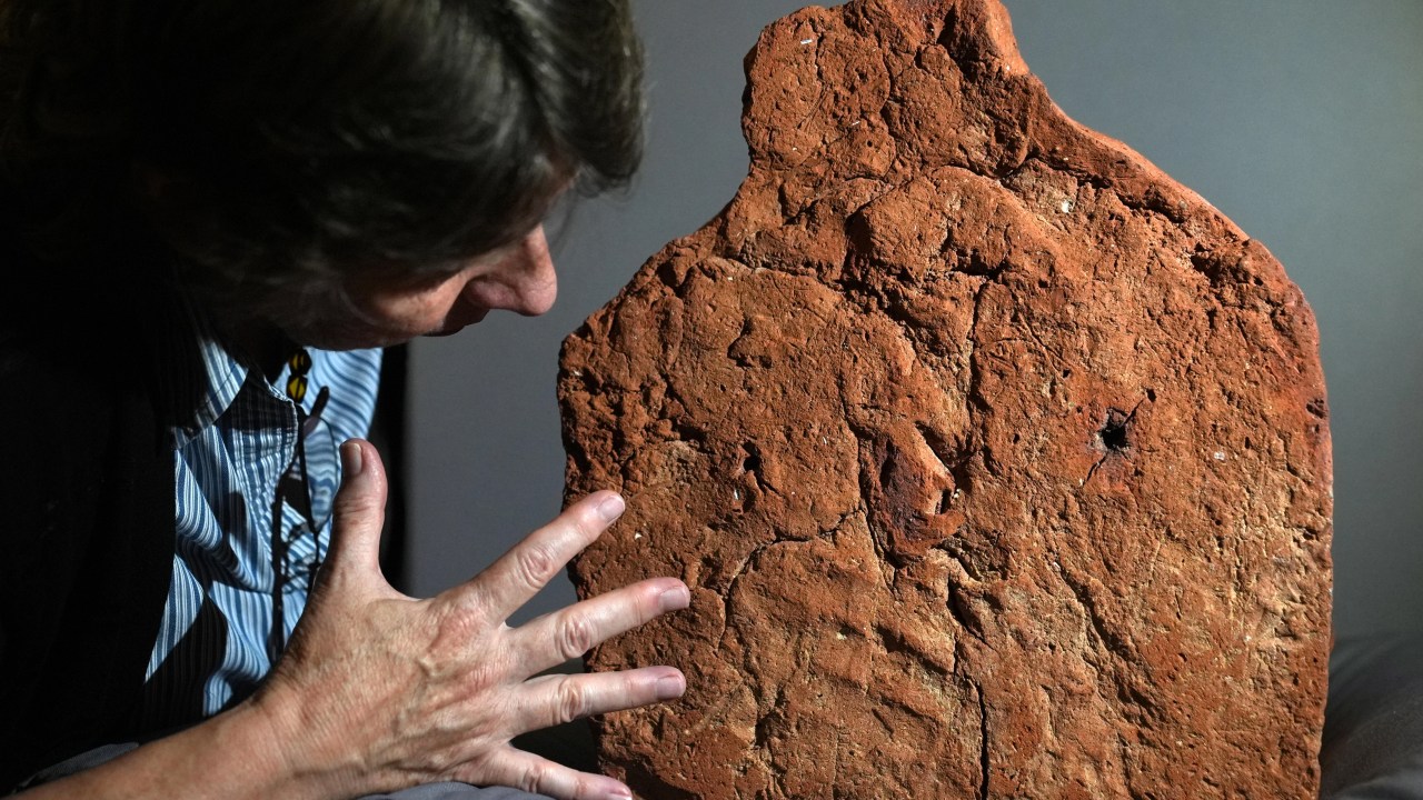 Marca de mão de 4.000 anos é descoberta em sepultura no Egito Impressão foi deixada na argila ainda úmida por um artesão do Egito Antigo e só agora veio à tona, quase quatro milênios depois. (Foto: Joe Giddens/PA Images/Getty Images)