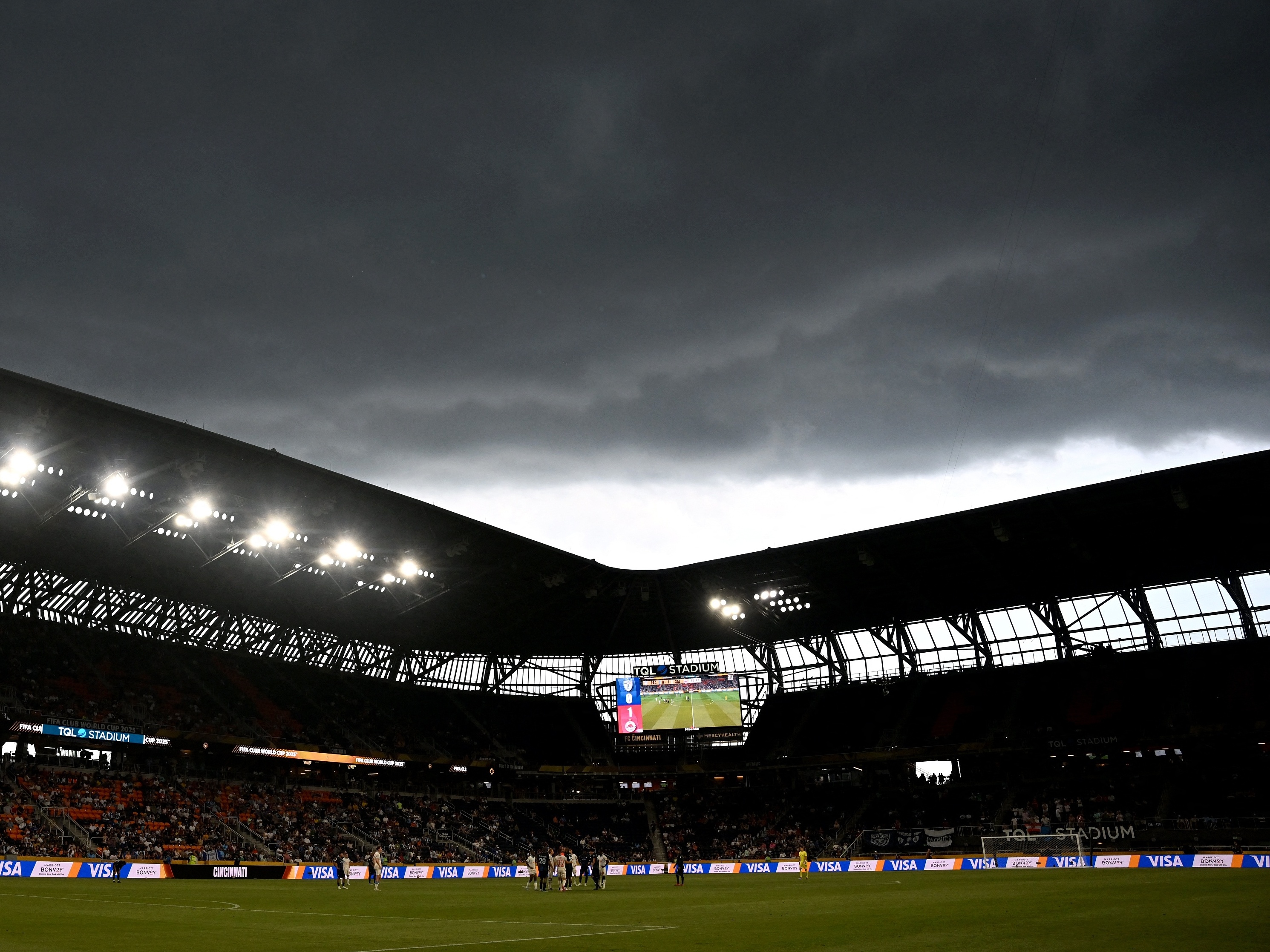 Jogo do Mundial é suspenso no segundo tempo devido a tempestade e risco de raios Salzburg x Pachuca, jogo no TQL Stadium, foi paralisado diante das condições climáticas (Foto: Paul ELLIS / AFP)