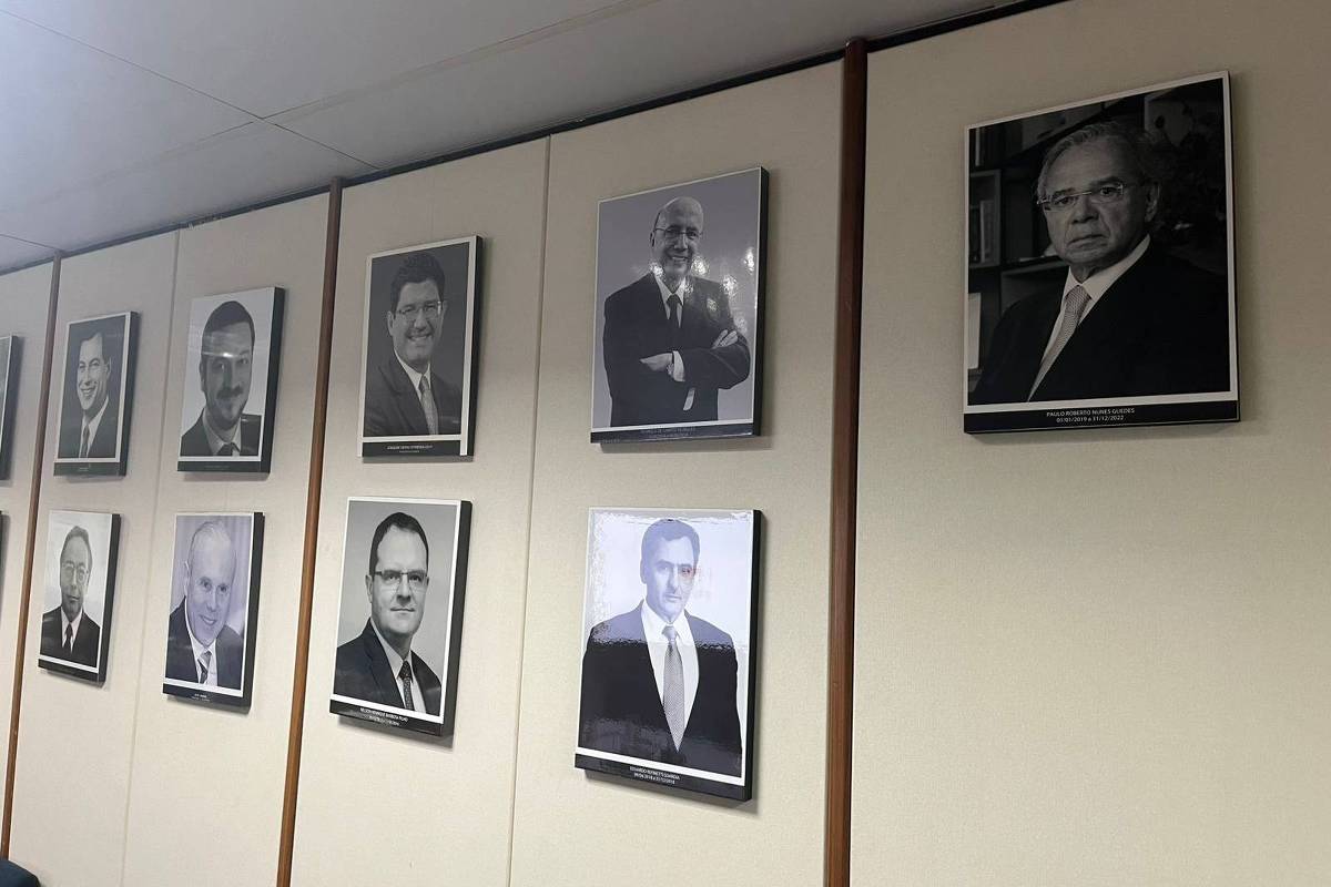 Ministério da Fazenda homenageia Paulo Guedes com foto na galeria de ex-titulares Foto do ex-ministro Paulo Guedes (à dir.) na galeria de ex-titulares da pasta, na sede do ministério, em Brasília (Foto: Idiana Tomazelli/Folhapress)