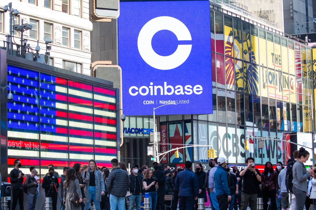 Coinbase alcança valor de mercado de US$ 100 bilhões com alta do bitcoin Coinbase estreou na Nasdaq nesta quarta-feira (Foto: Bloomberg / Colaborador/Getty Images)