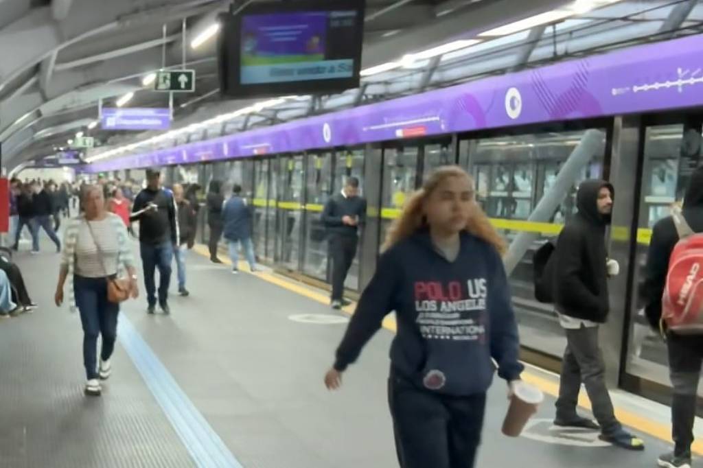 Falha em equipamento provoca atrasos na linha 5-lilás do metrô de São Paulo Passageiros na estação Santo Amaro da linha 5-lilás (Foto: Reprodução TV Globo)