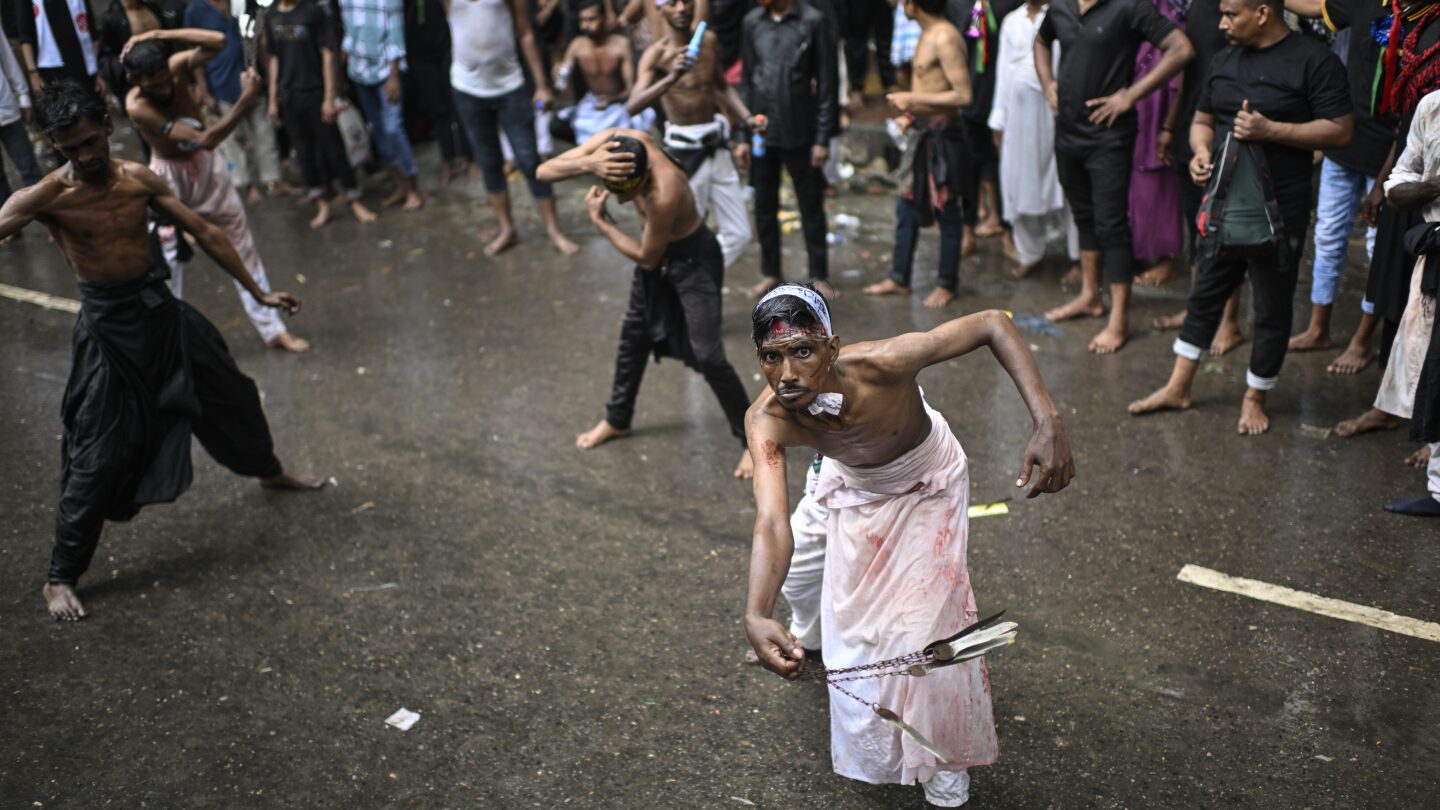 Muçulmanos xiitas do Bangladesh participam de uma comemoração de Ashoura, marcando a morte do Imam Hussein, neto do Profeta Muhammad, no Dhaka, Bangladesh, domingo, 6 de julho de 2025. (Foto: AP Photo/Mahmud Hossain Opu)