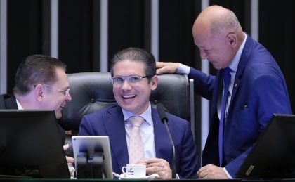 Motta busca apoio de Moraes em Lisboa para defender decisão sobre o IOF Discussão e Votação de Propostas Legislativas. Dep. Sóstenes Cavalcante (PL - RJ); Presidente da Câmara dos Deputados, Hugo Motta (REPUBLICANOS - MG) e Dep. Coronel Chrisóstomo (PL - RO) (Foto: Bruno Spada/Câmara dos Deputados)