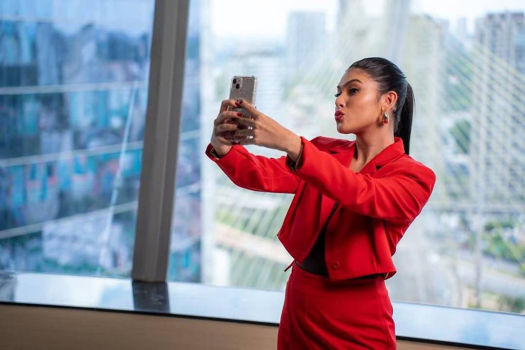 Fernanda Concon revela insights sobre sua experiência como apresentadora de influencers Fernanda Concon apresenta o programa Chuva de Likes (Foto: Divulgação)