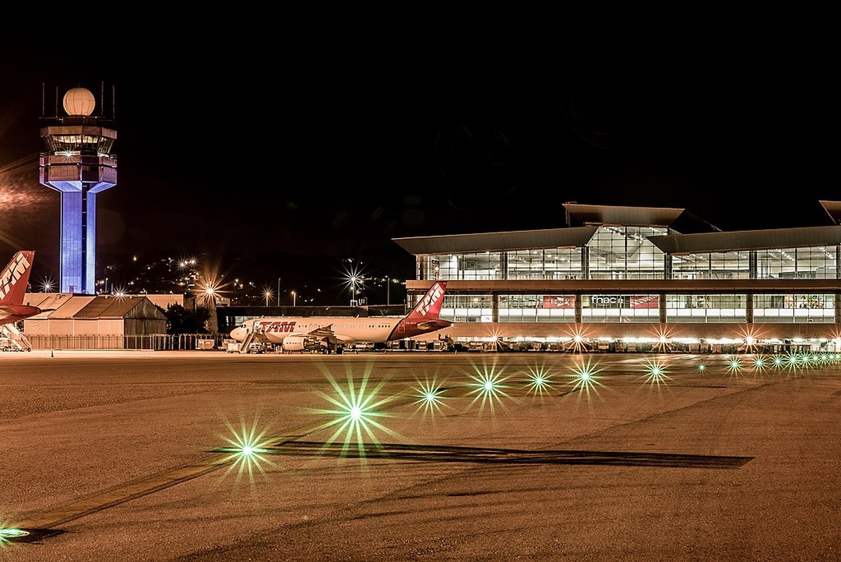 Guarulhos fecha espaço aéreo novamente devido à presença de drones Aeroporto Internacional de Guarulhos/São Paulo à noite, com vista da pista e da torre de controle (Foto: Caiomelow/CC)