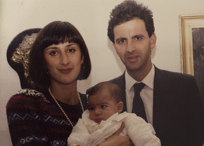 Máfia de Malta é desmantelada em operação policial internacional Daphne com o marido, Peter, e um dos três filhos, Paul, em foto de 1989: ela morreu em 2017 quando seu Peugeot 108 explodiu (Foto: Daphne Project para Getty Images)