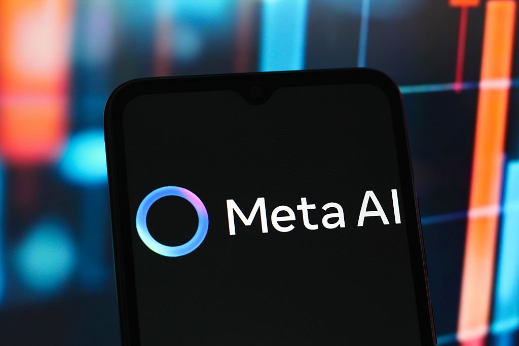 Homem falece após se deixar levar por romance com chatbot da Meta O logo da Meta AI é visto exibido na tela de um smartphone. (Foto: Thomas Fuller/SOPA Images/LightRocket via Getty Images)