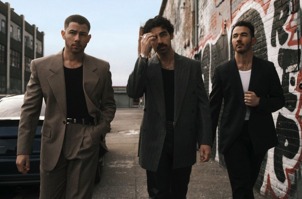 Jonas Brothers se apresentam de forma inspiradora em novo clipe de 'I Can’t Lose' Os Jonas Brothers agitam o telhado em um vídeo inspirador para o novo single animado, 'I Can't Lose', em um clipe que destaca o apoio a pessoas com câncer. (Foto: Reprodução)