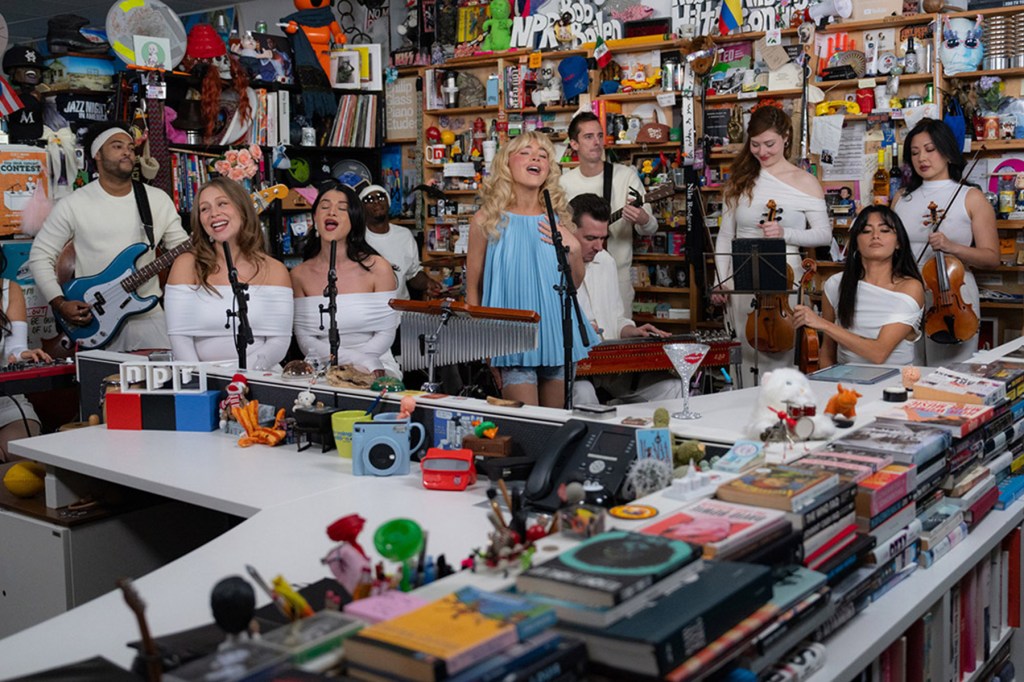 A produtora da popular série de concertos 'Tiny Desk' da NPR assegurou aos fãs que o programa 'não' está sendo encerrado após o corte da CPB por Trump. (Foto: Reprodução)