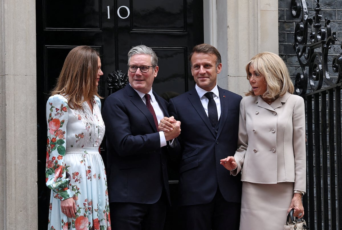Starmer e Macron discutem acordo migratório que preocupa países da UE O primeiro-ministro britânico, Keir Starmer, com sua esposa, Victoria Starmer, junto ao presidente francês, Emmanuel Macron, e sua mulher, Brigitte Macron, nesta quarta-feira, na porta do 10 de Downing Street. (Foto: Gonzalo Fuentes/REUTERS)