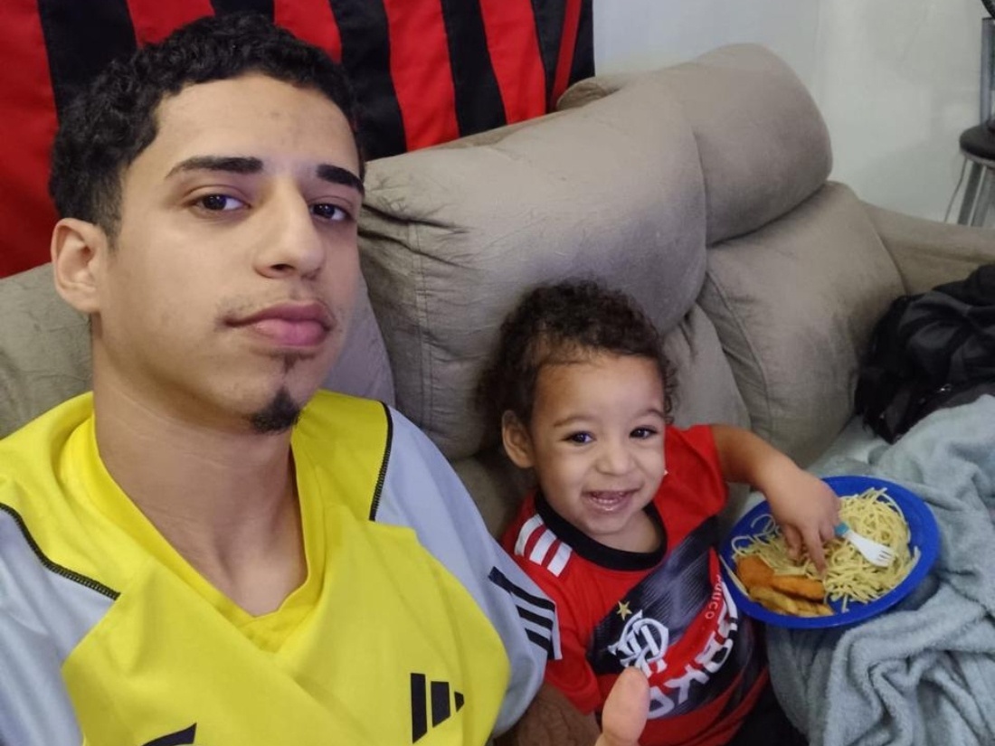 Herus Guimarães com o filho, Théo, que aprendeu recentemente a falar 'Mengo' (Foto: Arquivo pessoal)