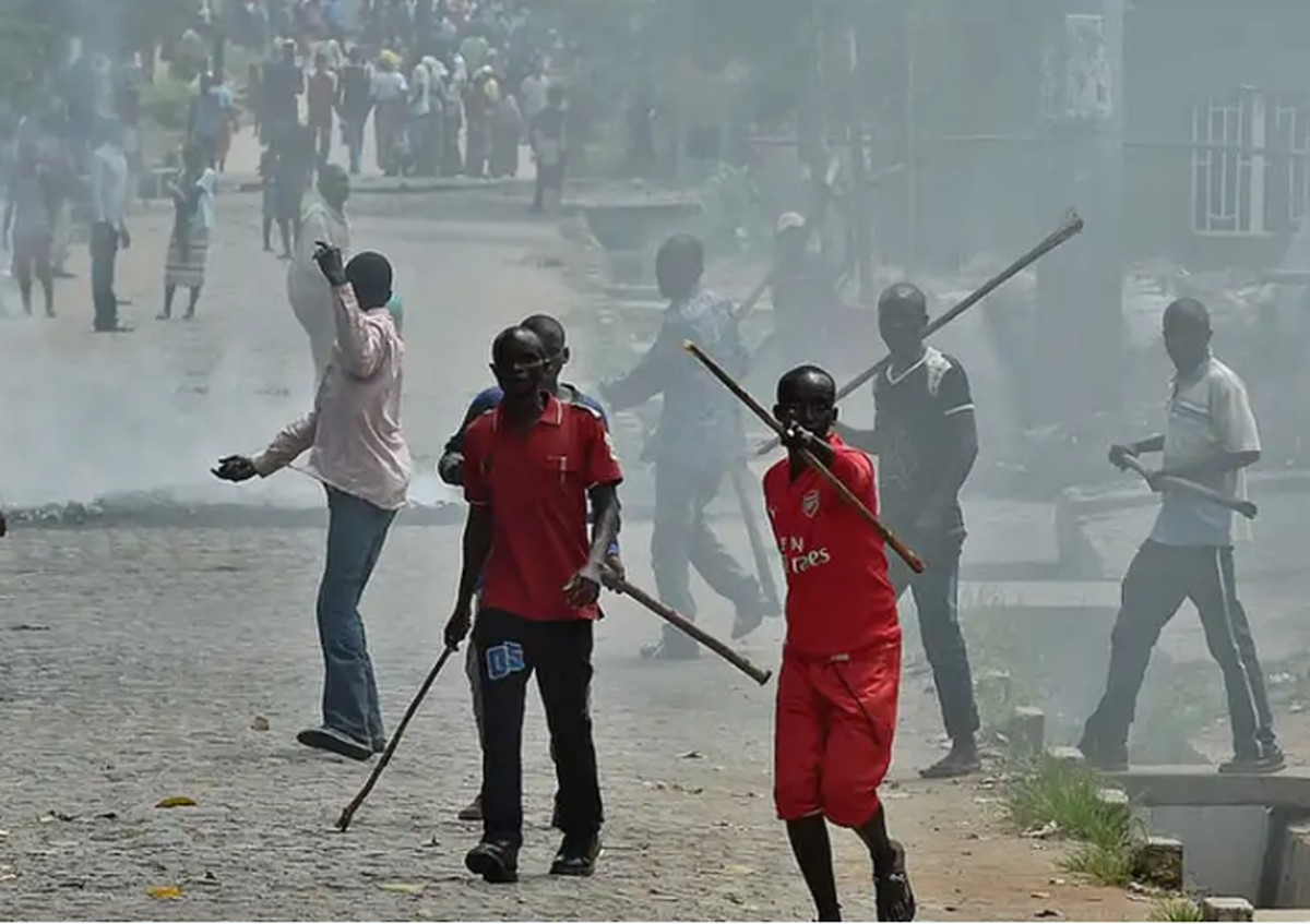 Seis acusados de bruxaria são linchados por milícia em Burundi, com duas vítimas queimadas Membros do Imbonerakure durante manifestação em 2015 (Foto: C. de Souza/AFP)