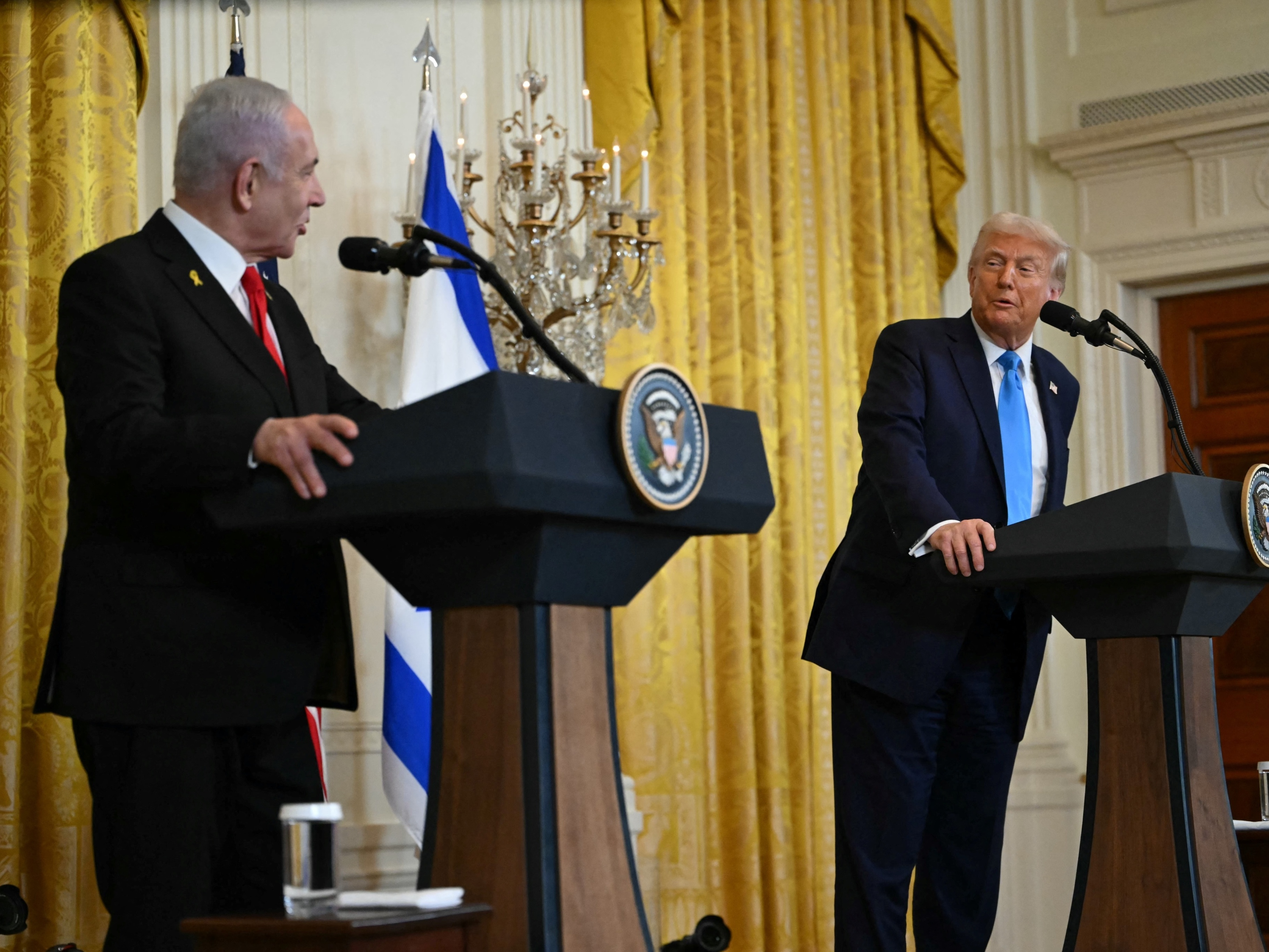 Trump pede suspensão do julgamento de corrupção do premiê israelense Netanyahu Benjamin Netanyahu, premiê de Israel, e Donald Trump, presidente dos EUA, em entrevista na Casa Branca (Foto: ANDREW CABALLERO-REYNOLDS/AFP)