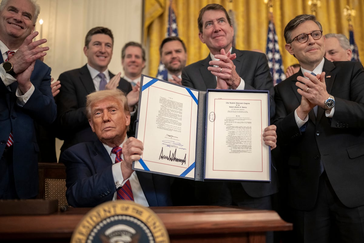 O presidente dos Estados Unidos, Donald Trump, assina o Genius Act, na Casa Branca, no dia 18 de julho. (Foto: DPA via Europa Press)