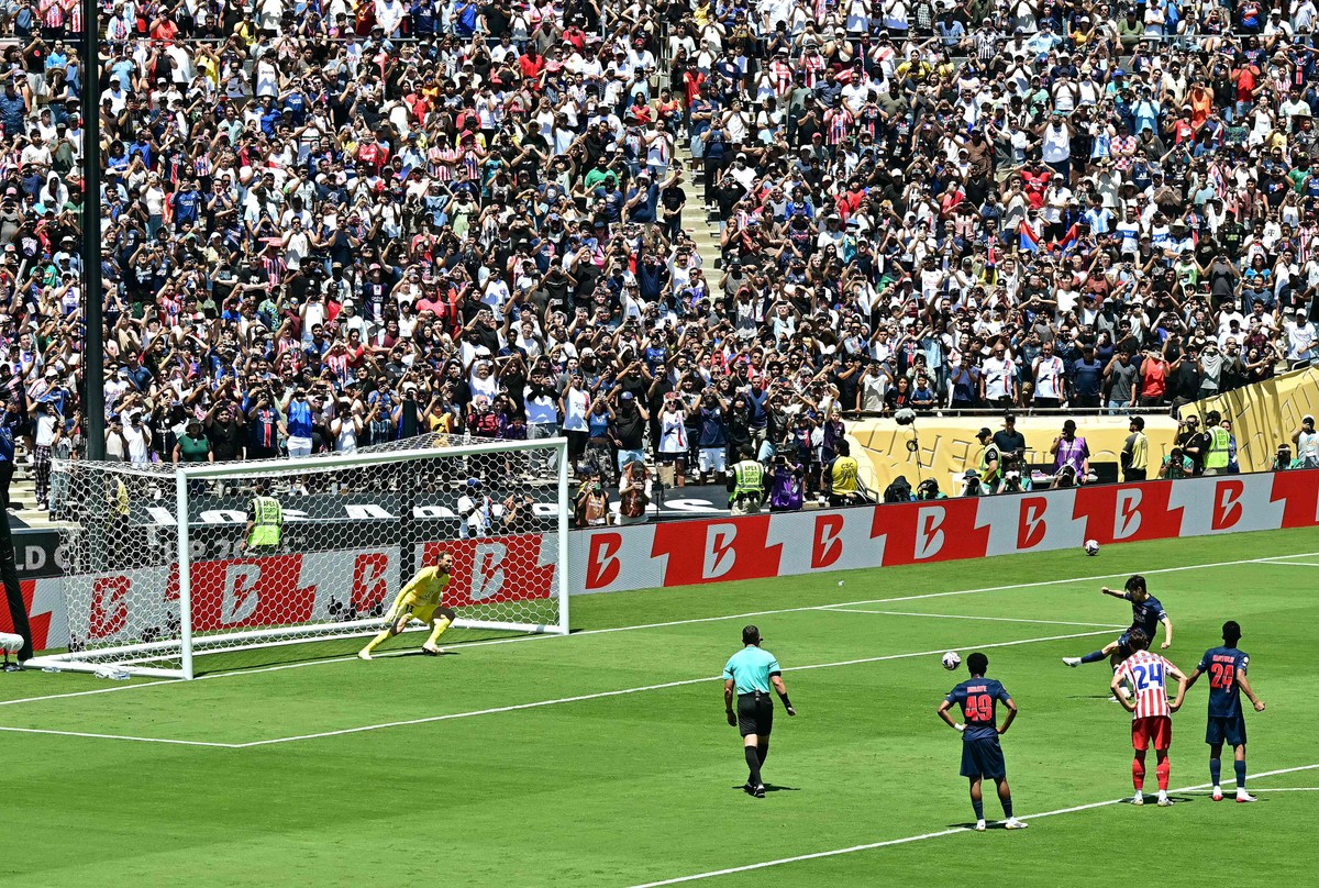 Mais de 80 mil pessoas assistiram a goleada do PSG contra o Atlético de Madrid (Foto: Frederic J. Brown / AFP)