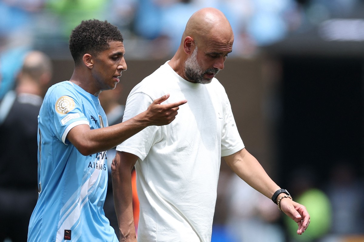 Guardiola em estreia do Manchester City no Mundial de Clubes (Foto: AFP)