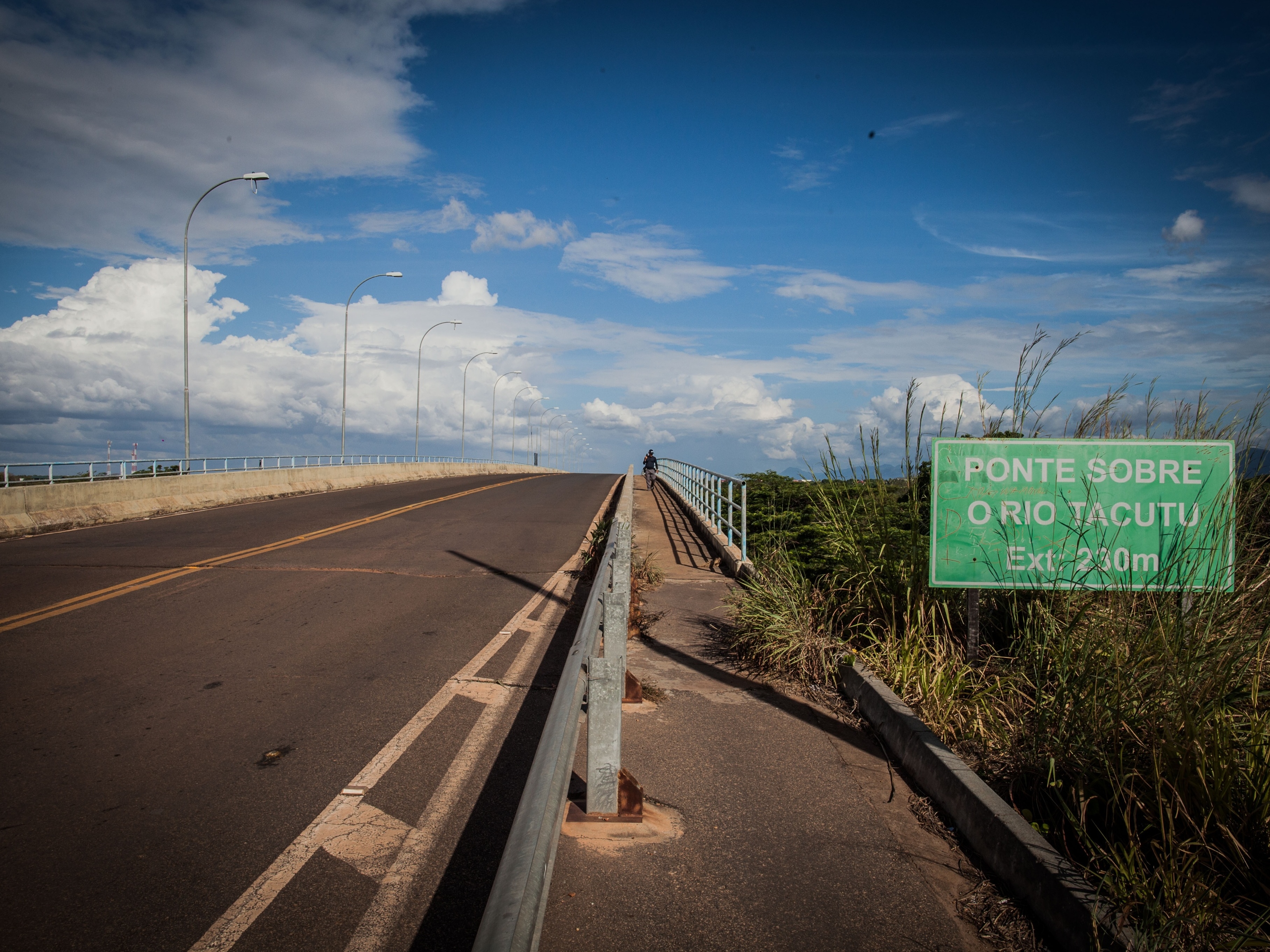Fronteira do Brasil muda regras de trânsito e gera confusão entre motoristas Ponte do Rio Tacutu, na fronteira entre Guiana e Brasil: em um lado se dirige à direita e no outro à esquerda (Foto: Bruno Santos/ Folhapress)
