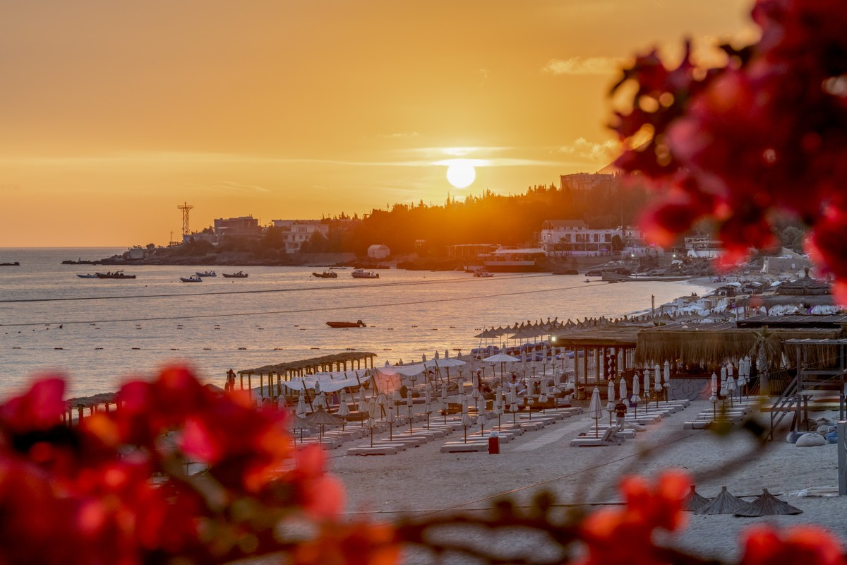 Seis praias na Europa para aproveitar o verão e se refrescar do calor Vista do pôr do sol do restaurante Azul, em Dhermi, na Albânia, três de junho de 2023 (Foto: Maria Mavropoulou/The New York Times)