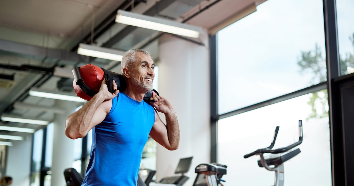Ganhe músculos após os 50 anos com dicas eficazes de treino e alimentação O treino de força pode interromper ou reverter a perda muscular, afirmam especialistas (Foto: drazen_zigic)