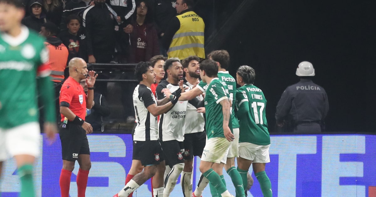 Corinthians pode ser punido por objetos arremessados durante o Dérbi Objetos foram atirados no gramado após comemoração palmeirense em frente às organizadas do Corinthians. (Foto: Alex Silva/Estadão)